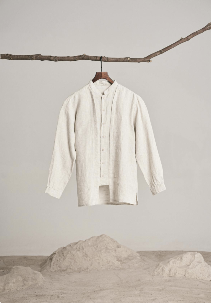 Let the wardrobe be quietly summer-appropriate